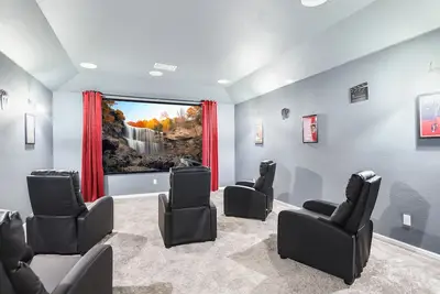 Image de A Night at the Cinema 5 bedrooms, 2. 5 bathroom. Theater room and game room