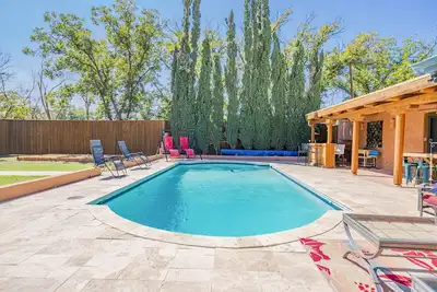 Image de Right At Home-Midland Adobe Compound with Pool and Fire Pits and Billiards