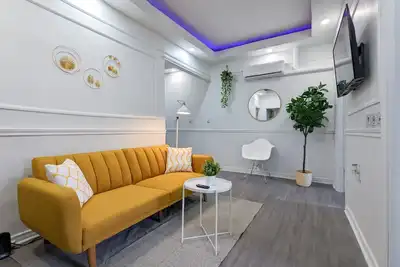 Image de Bright & colorful downtown gem with free parking