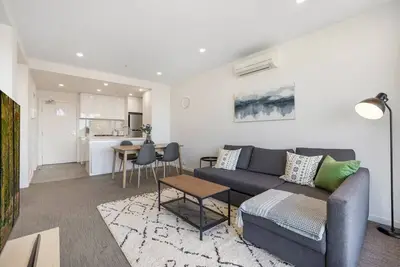 Image de 2-Bed Unit with Parking, Balcony and Pool near Cbd