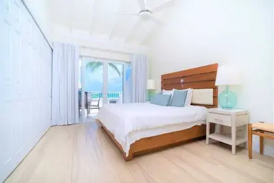 Image de 3 Bed Beachfront Penthouse Condo w/ pool + hot tub