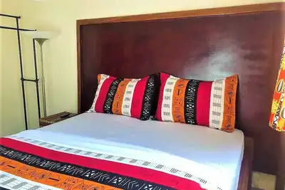 Image de Modern studio decorated in African colors at the rear of a spacious villa.