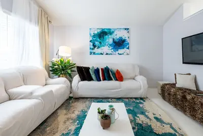 Image de Cheerful 2 bedroom bungalow with front parking