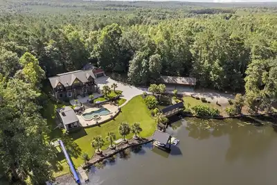 Image de Luxury Lakefront 5-Bedroom Cabin Private Pool & Lake, 40 mins from Atlanta