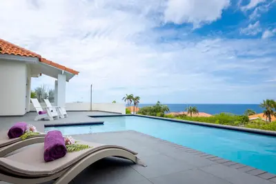 Image de Bright Villa w/ 4 Bedrooms & Bathrooms- Private Pool & Seaview 🌞 - Coral Estate