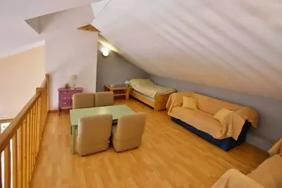 Image de belle maison individuelle avec terrasse & jardin
