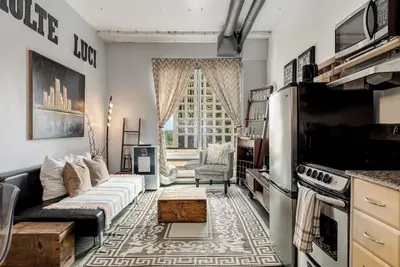 Image de 2 Full Beds, Free Parking Underground/Heated, 1 Bedroom Condo Downtown Central