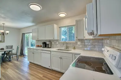 Image de Cheerful Co roomy home with fenced yard