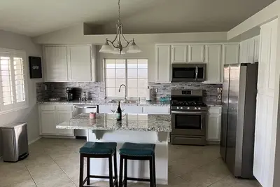 Image de Only 8 Minutes to the strip newly modernized exciting oasis house
