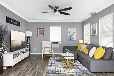 Image de Unique & Cozy Home 6 Minutes To Uptown With Fenced Yard