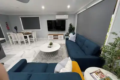 Image de Quiet suburban four bedroom house near shops and Rsl club with restaurant.