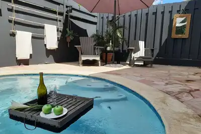 Image de Centrally located 4 bedroom home with cozy pool and patio