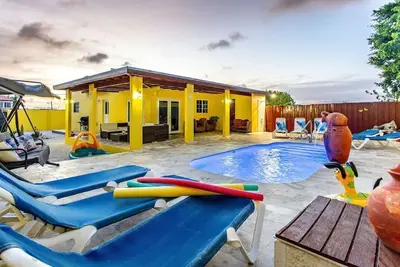 Beautiful & spacious villa with private pool, just  3 minutes from Eagle Beach
