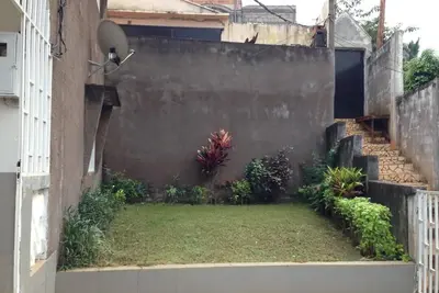 Image de maison joliment meublée avec jardin