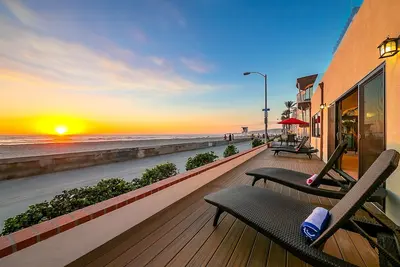 Image de Newly Renovated Oceanfront 8bd/2 Houses w/ Ac, Hot Tub, Firepit, & Huge Rooftop Deck!