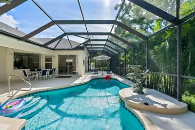 Image de Huge Beach Villa, Mins To Beach With Private Salt Water Heated Pool