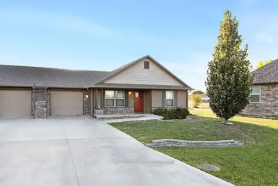 Image de Newly remodeled duplex Unit B, centrally located duplex, perfect for you!