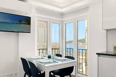 Image de Sea Light Apartment - 20 m from the beach and bay view
