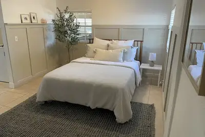 Image de Beautiful Private Costal Cottage -10 minutes from prestigious beaches & downtown