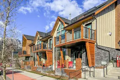 Image de Romantic & Luxurious Townhouse steps from downtown and the Bow river