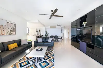 Image de Zen Arkaba: 3br Luxury Waterfront Apt ~ Pool ~ Bbq