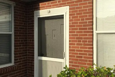 Venice Beach Condo - Sleeps 1- 6 - Steps to Beach & Pool!