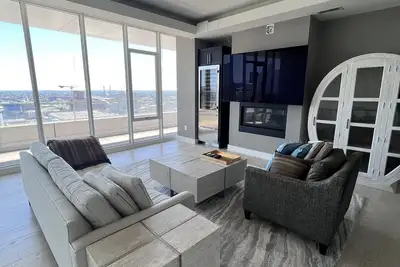Image de Luxury condo with best city view in town. Deer District, walk to Fiserv Forum.