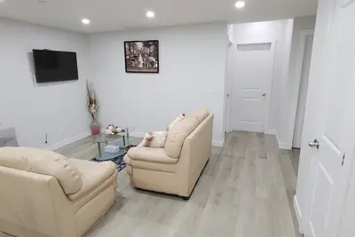 Image de Adorable Legal Suite in Nw, Calgary