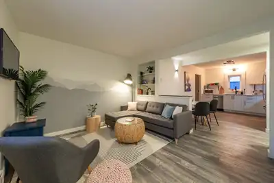 Image de Modern Shelter West: Downtown Gem & Ski Hill Haven