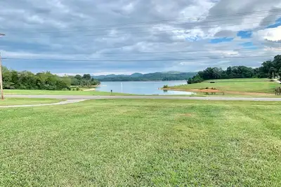 Image de Newly renovated lakehouse with gorgeous lake views