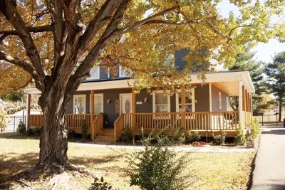 Image de Relaxing Country Home, Huge Fenced Yard, Backyard Gazebo Bar w/ Tv & Griddle.