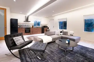 Image de Modern Loft with Park Like Setting View