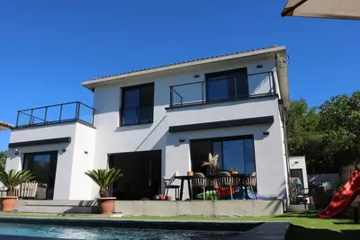 Image de villa architecte calme absolu idéalement placée piscine