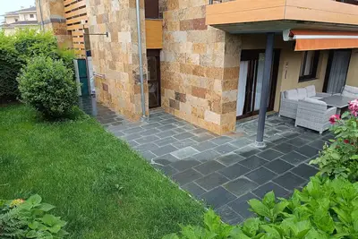 Image de Bajo Con Jardín En Urbanización Con Piscina