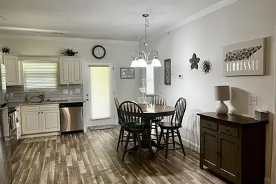 Image de Modern & Comfy, winter is here, near Cade's Cove in Townsend, the peaceful side!