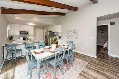 Image de Cozy 3 Bedroom Home with private fenced in yard