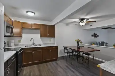 Image de 5 minutes Stl Airport! Family-sized town home with full kitchen