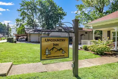 Image de Downtown cottage suite with prime location, smart Tv & Ac - walk everywhere