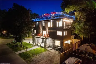 Image de Rooftop patio Hot Tub/ 2 Bbq/ firepit/Full Games room/7 Beds/5 floors