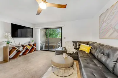 Image de Fully updated condo with pool, patios, W\/D, Ac & great location - dog-friendly