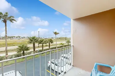 Image de Snowbird-friendly, 2nd-floor condo with pool, hot tub & bay view - walk to beach