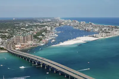 Image de Beachfront/Harbor Front Condo/Completely Renovated This Year!