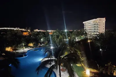 Image de Luxurious 2 Bed/2 Bath Penthouse floor condo