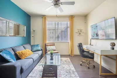 Image de Luxury Suite King Bed 👑 Wi-Fi Pool Gym ✦ 55\" Smart TVs 📺 Full Kitchen