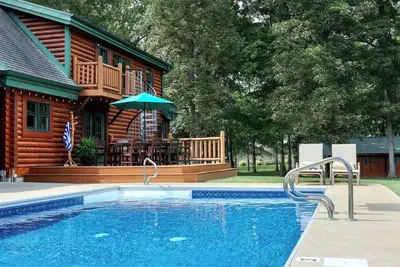 Image de Rustic Cabin Near Bike Path - Seasonal Heated Pool, Movie Theater & Dog Friendly