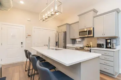 Image de New Airy 2 bd Condo in Vibrant Southside Area