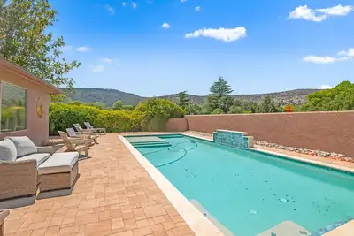 Image de Sedona Gecko Retreat: A luxurious 4-bed home in Village of Oak Creek with stunning red rock views.