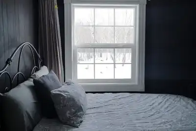 Image de Cozy cabin on 110 acres.