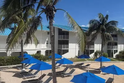 Image de 3 bedroom/3 bathroom-2 balconies/ view of saltwater pool and ocean  End unit