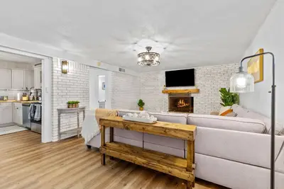 Image de Cozy Fire place ~ King Beds ~ Near Acu ~ Sleeps 12 ~ FirePit ~ Pickleball ~ Pets